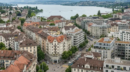 Panorama der Zürcher Wohnviertel mit modernen und historischen Gebäuden – Immobilienmarkt Überblick